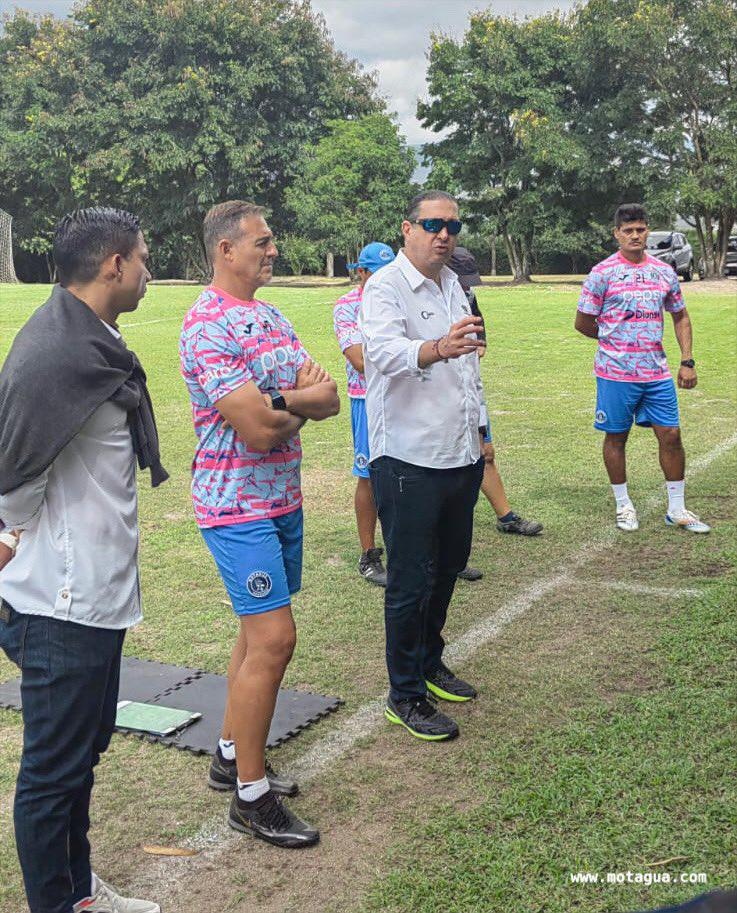 Pedro Atala junto a La Tota Medina en el entrenamiento de este martes en el sector de Amarateca.