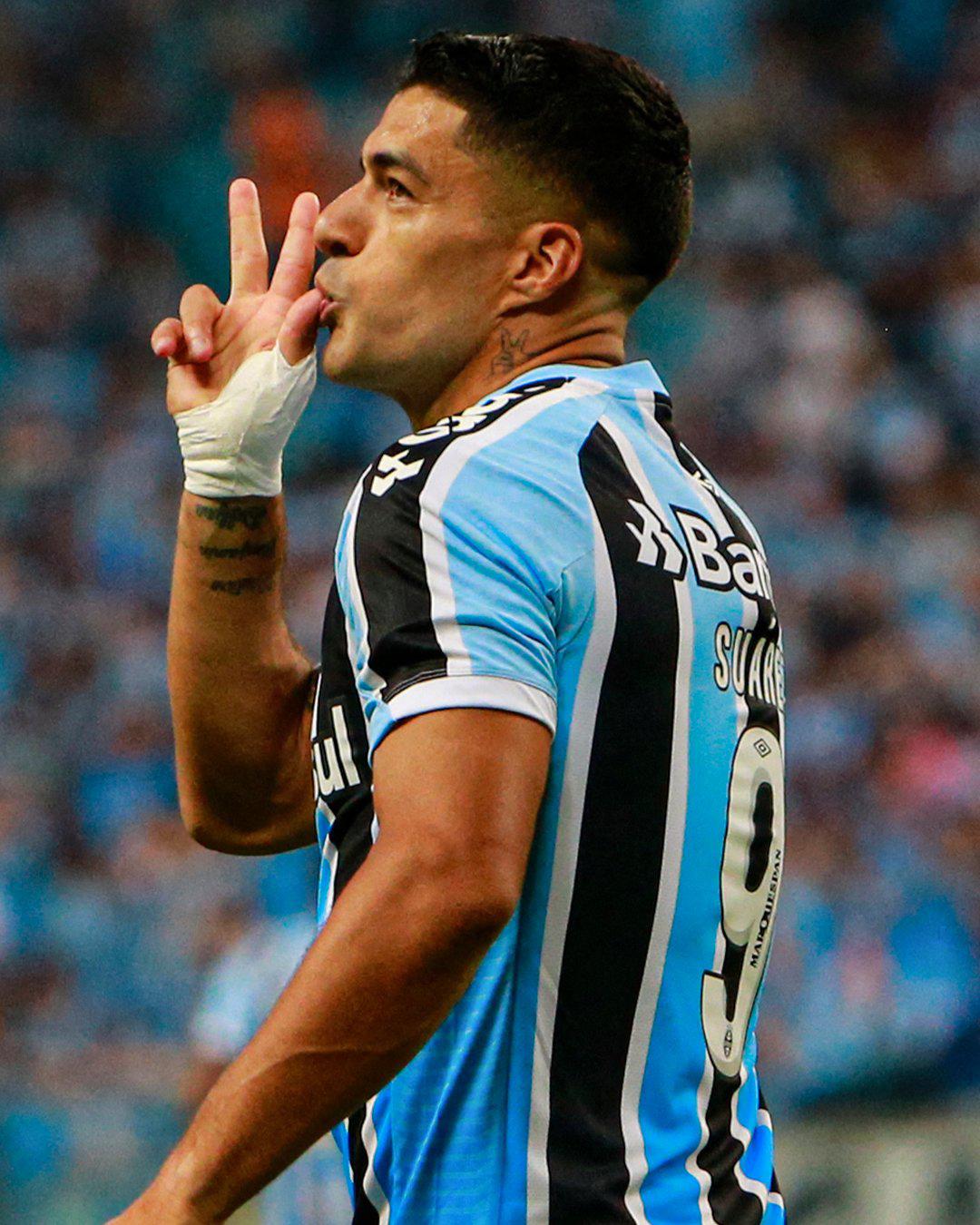 It only took him 38 minutes!  Electrifying hat-trick of Luis Suárez in his debut with the Gremio of Brazil