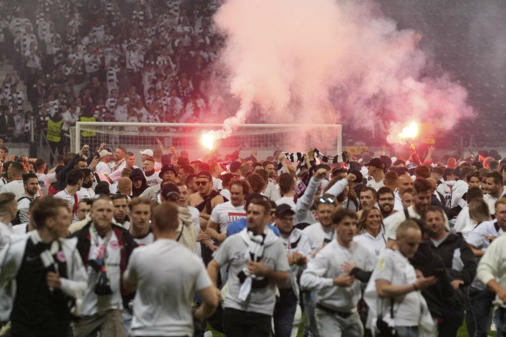¡Locura total! La invasión de los hinchas del Eintracht Frankfurt tras volver a una final europea 42 años después