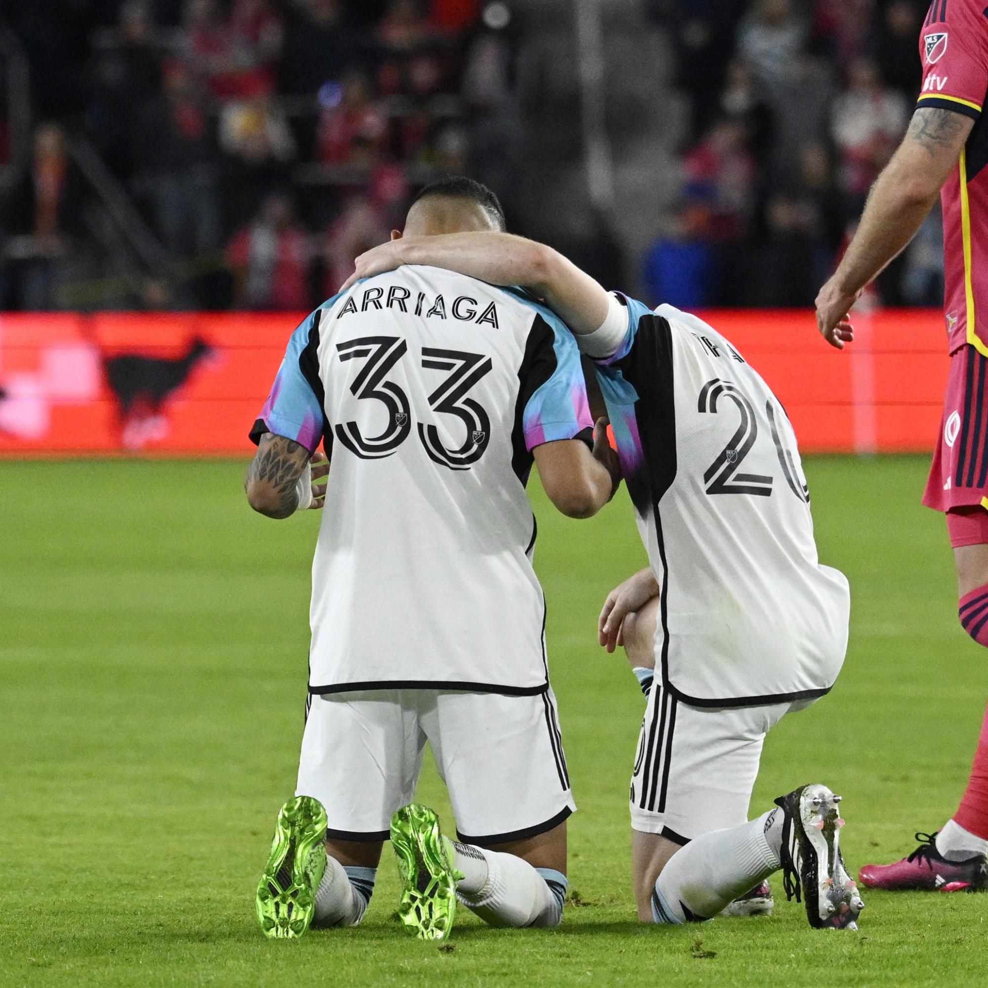 Kervin Arriaga dando gracias a Dios por la victoria de su equipo en la MLS.