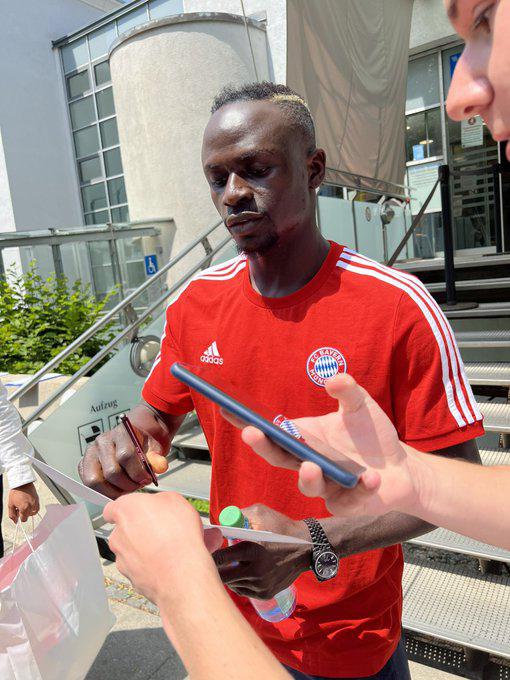 Sadio Mané dando autógrafos a algunos aficionados del Bayern Munich.