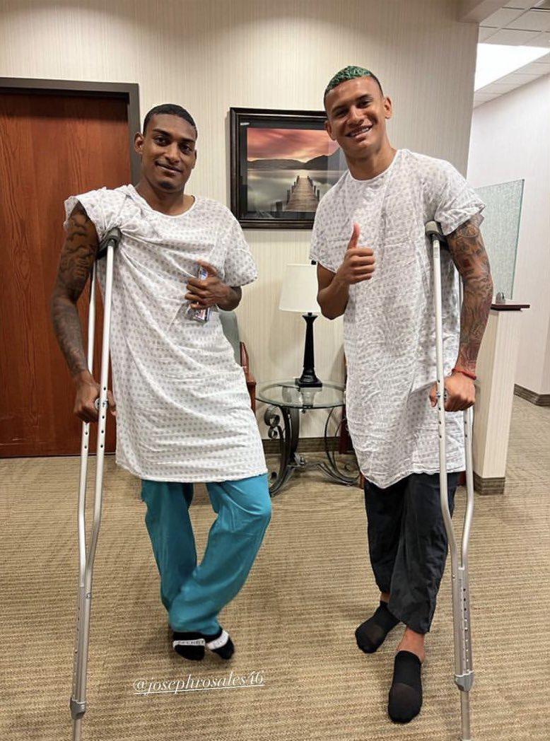 Kervin Arriaga posteó esta foto junto a Joseph Rosales en su visita al médico. Se les ve con muletas.