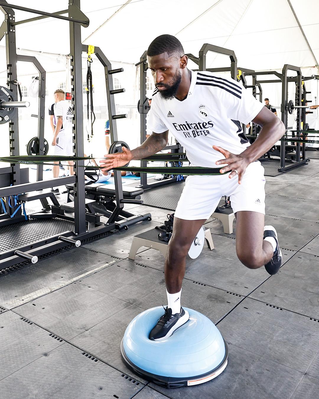 Antonio Rüdiger hará su debut con la camisa del Real Madrid en este clásico ante Barcelona.