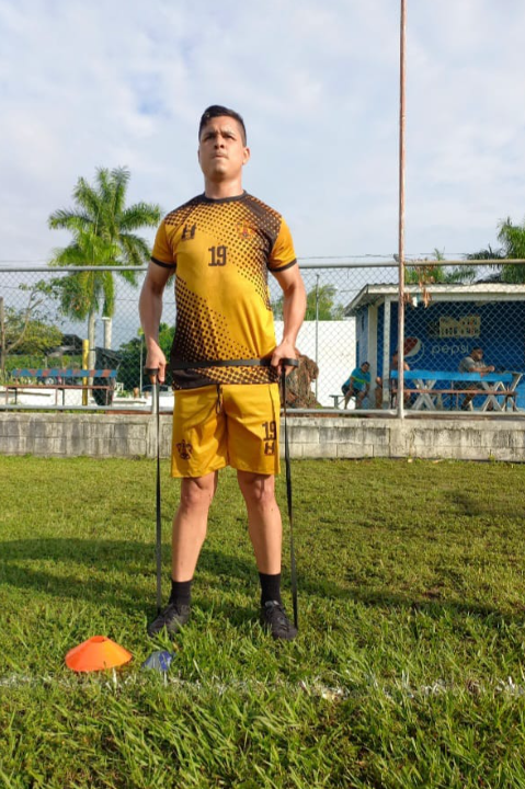 Gerson Rodas entrena con el Lone FC en el Patria Marathón de San Pedro Sula. FOTO: Américo Navarrete