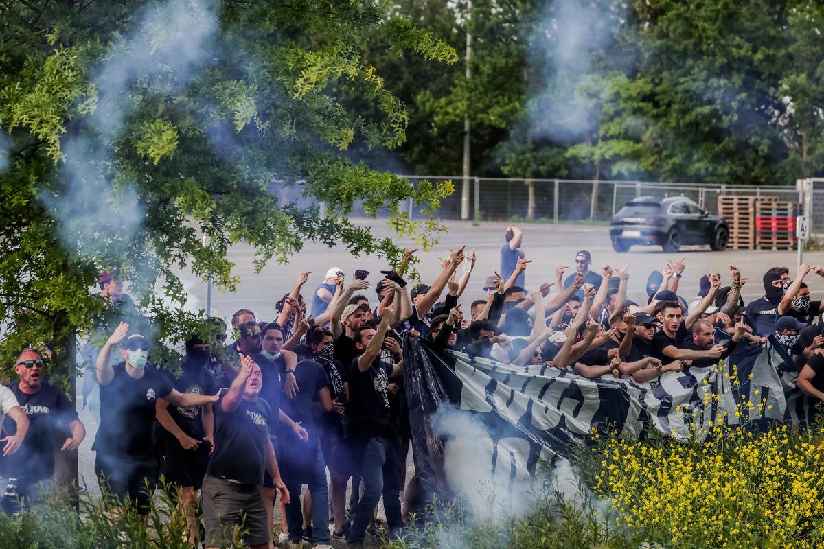 La furia de los aficionados del Girondins tras virtual descenso: Intentaron bloquear autobús, lanzaron papel higiénico y los llenaron de gas lacrimógeno