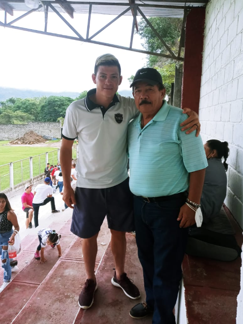 El domingo Francisco Martínez y Aquiles Medina se reencontraron. El jugador solo vio acción en el primer tiempo y fue a las graderías a saludar a su exDT.