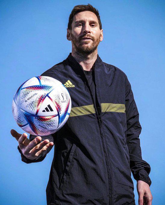 Messi, capitán de la selección de Argentina, ya posó con el nuevo balón del Mundial.