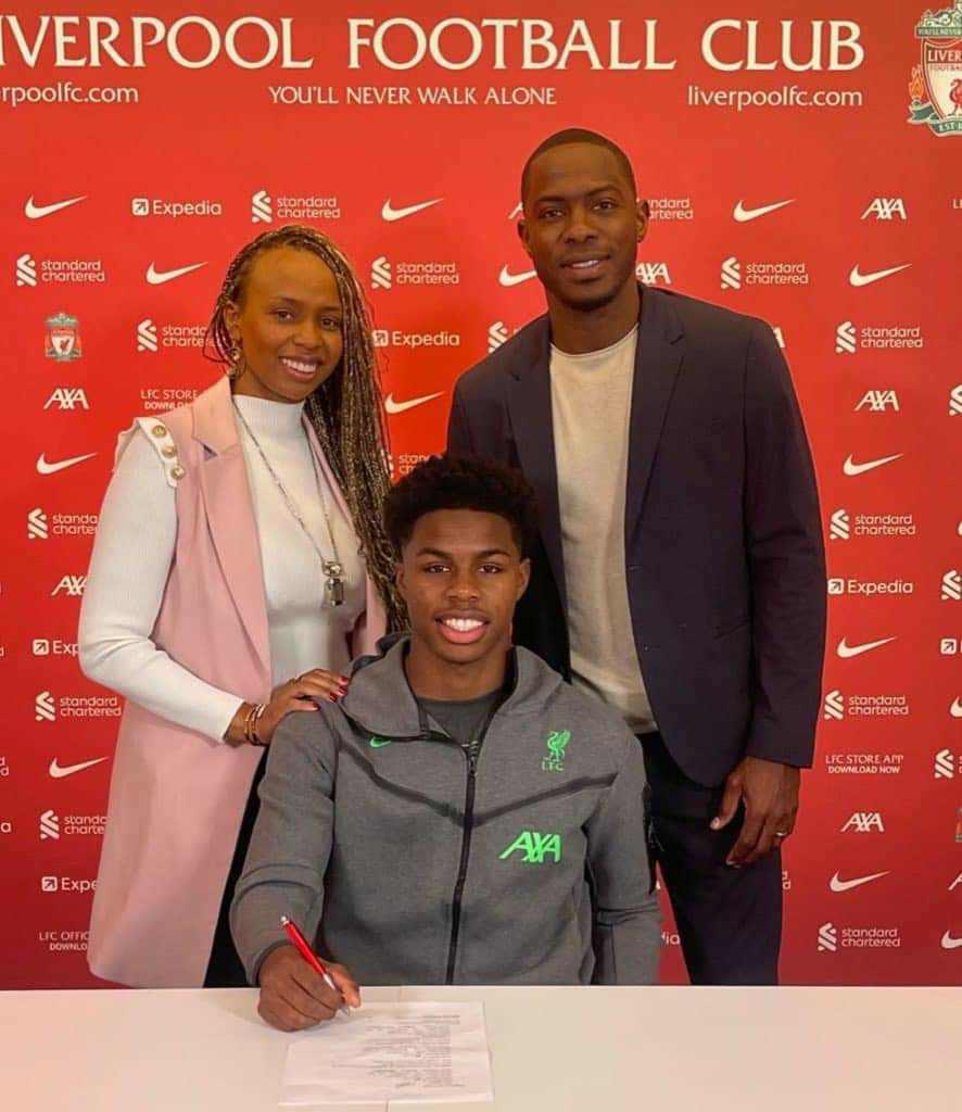 Keyrol, junto a su madre y padre en la firma de su primer contrato profesional con el Liverpool de Inglaterra.