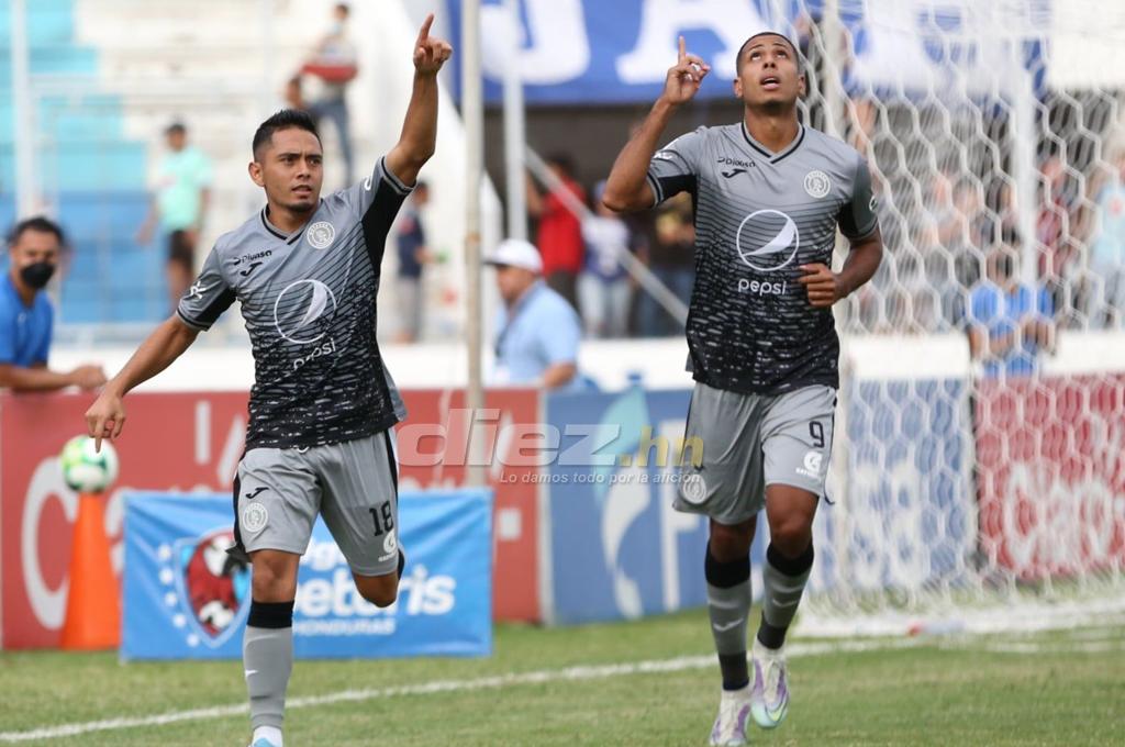 Eddie Hernández y Diego Rodríguez festejan el gol del espigado delantero cuando se terminar el partido. (Foto David Romero)