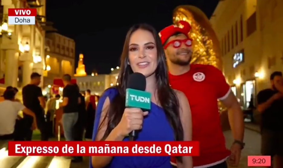 La reacción de una conductora mexicana en Qatar cuando un aficionado interrumpe su transmisión en vivo
