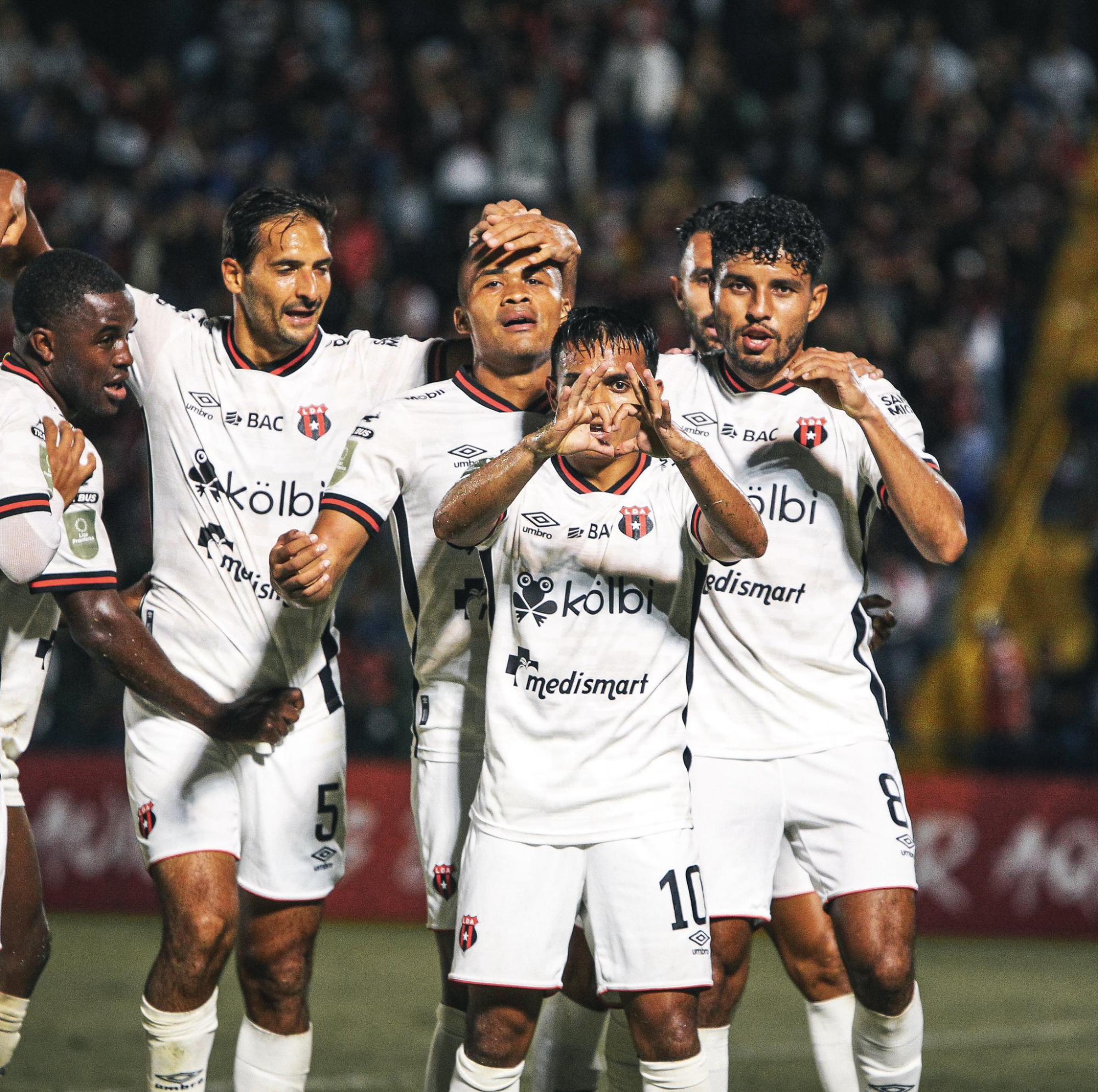 Alajuelense tiene pie y medio en semifinales de la Copa Centroamericana.