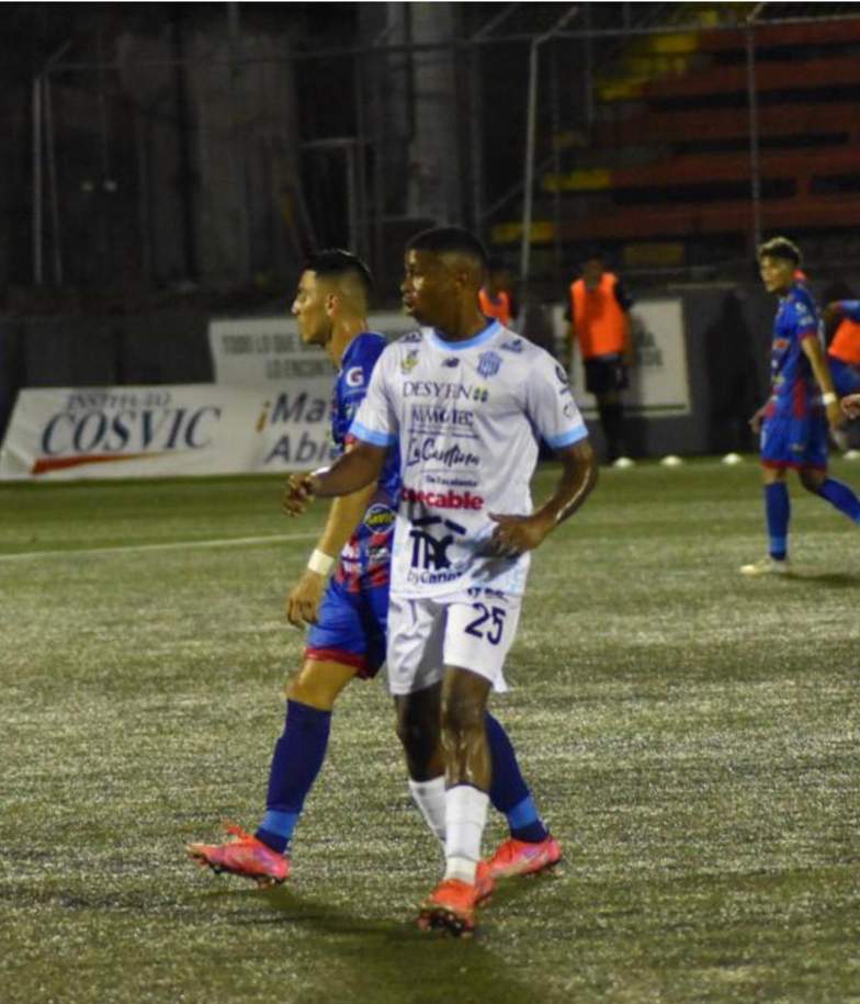 Kenny Martínez (18) es un delantero centro hondureño que jugará en el Cartaginés de Costa Rica. Su estatura es de 1.83 metros.