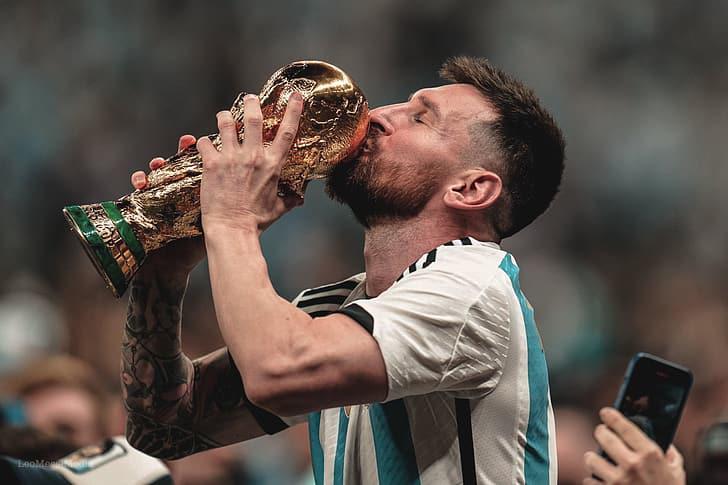Messi besando la Copa del Mundo que conquistó en el Mundial de Qatar con la Albiceleste.