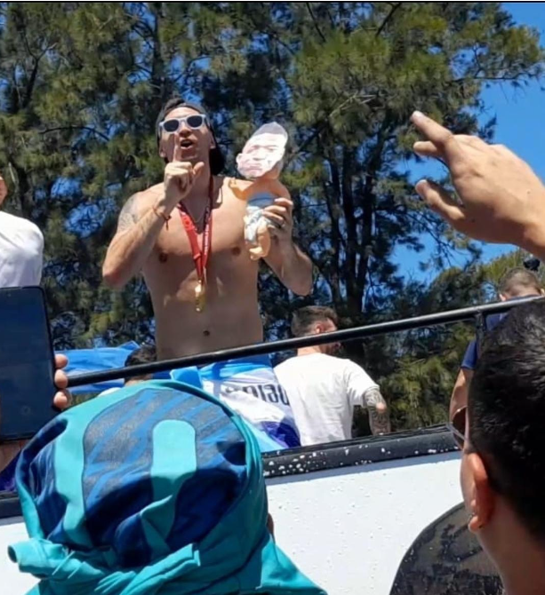 Está loco: Dibu Martínez no conoce los límites y sostiene un “bebé” con la cara de Mbappé en el carnaval de Argentina