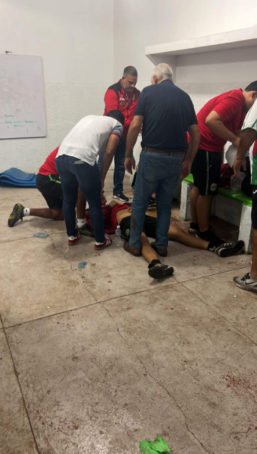 El preparador físico Flavio Chagas quedó tendido en el camerino tras ser golpeado una vez finalizó el Olancho - Marathón.