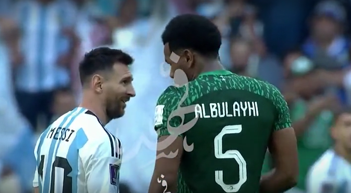 Albulayhi tuvo un cruce con Messi y el argentino reaccionó solo con una sonrisa.