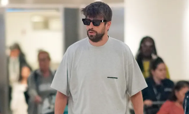 ¿Y Clara Chía? Piqué llega a Miami para reencontrarse con sus hijos y así fue su reacción ante la prensa