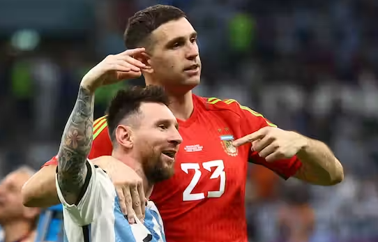 El ‘Dibu’ Martínez festejando con Messi tras quedar campeones del mundo con Argentina.