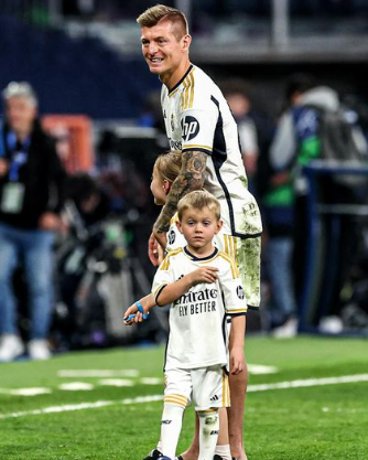 Las graderías del Bernabéu vacías y Kroos contemplando el estadio con sus hijos.