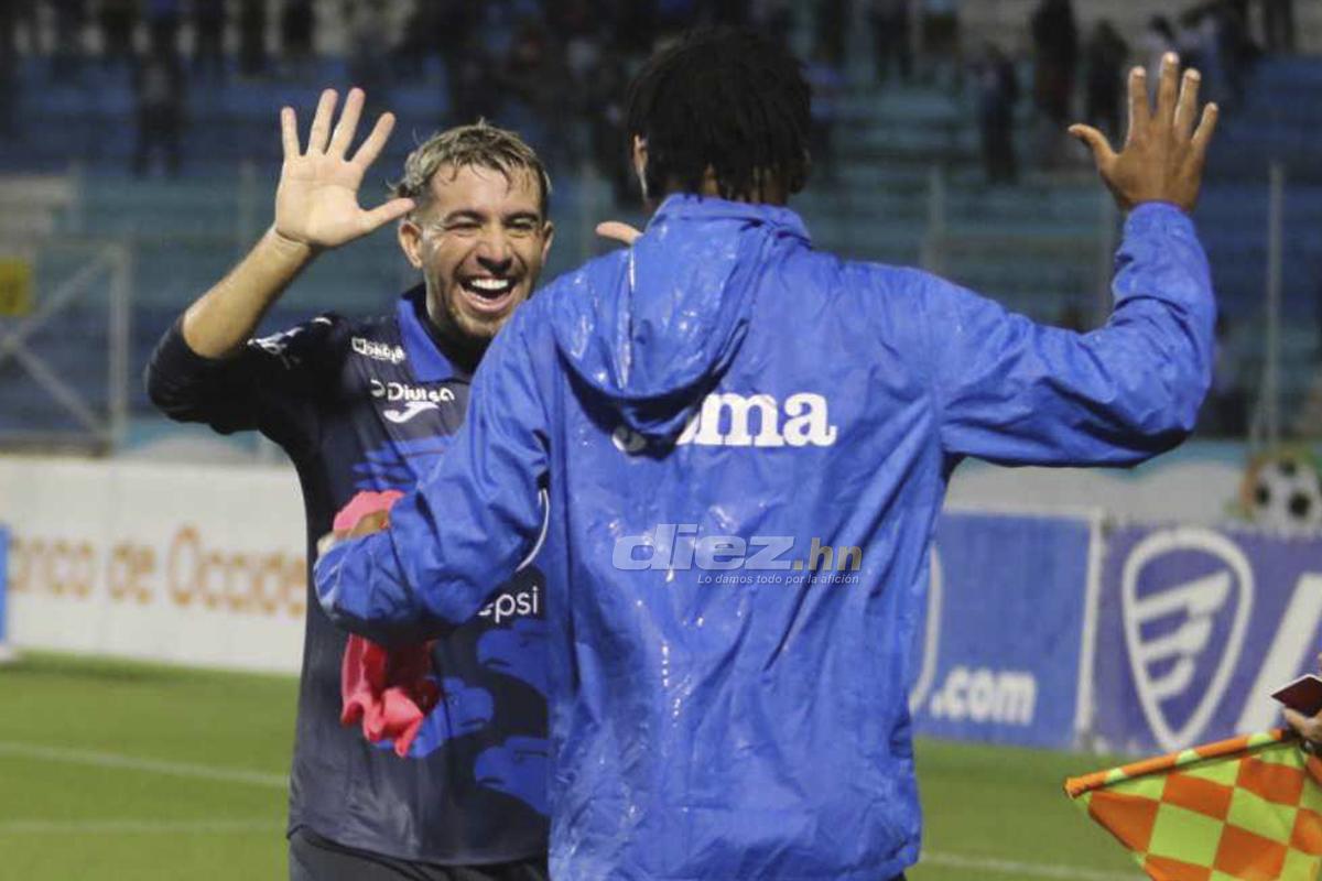 Agustín Azumendi festejando con Kevin Álvarez uno de sus tantos contra Marathón.