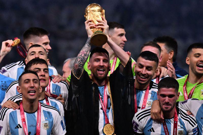 Messi lució un bisht al momento de levantar la Copa del Mundo con Argentina.