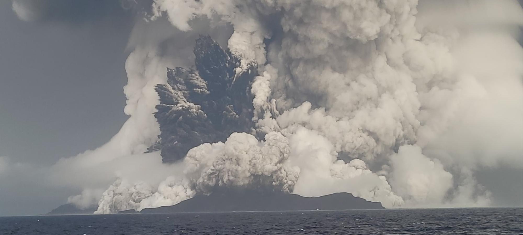 Las impactantes imágenes en Tonga tras la erupción de un volcán submarino que provoca alertas de Tsunami