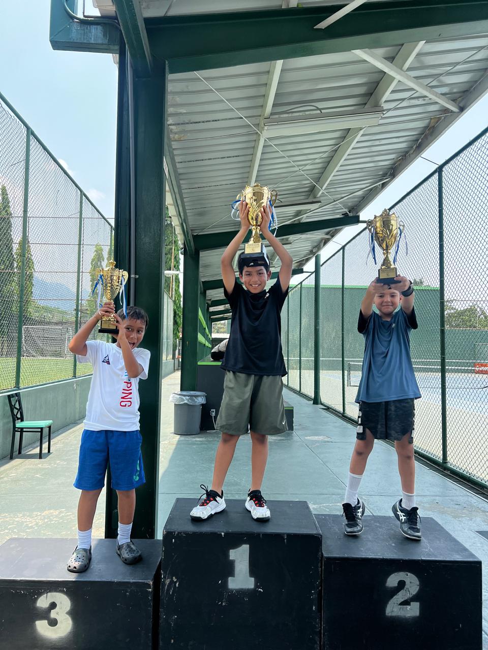 ¡Sonrisa de campeones! San Pedro Sula vibró con el torneo de Tenis y los ganadores posaron con Daniela Obando