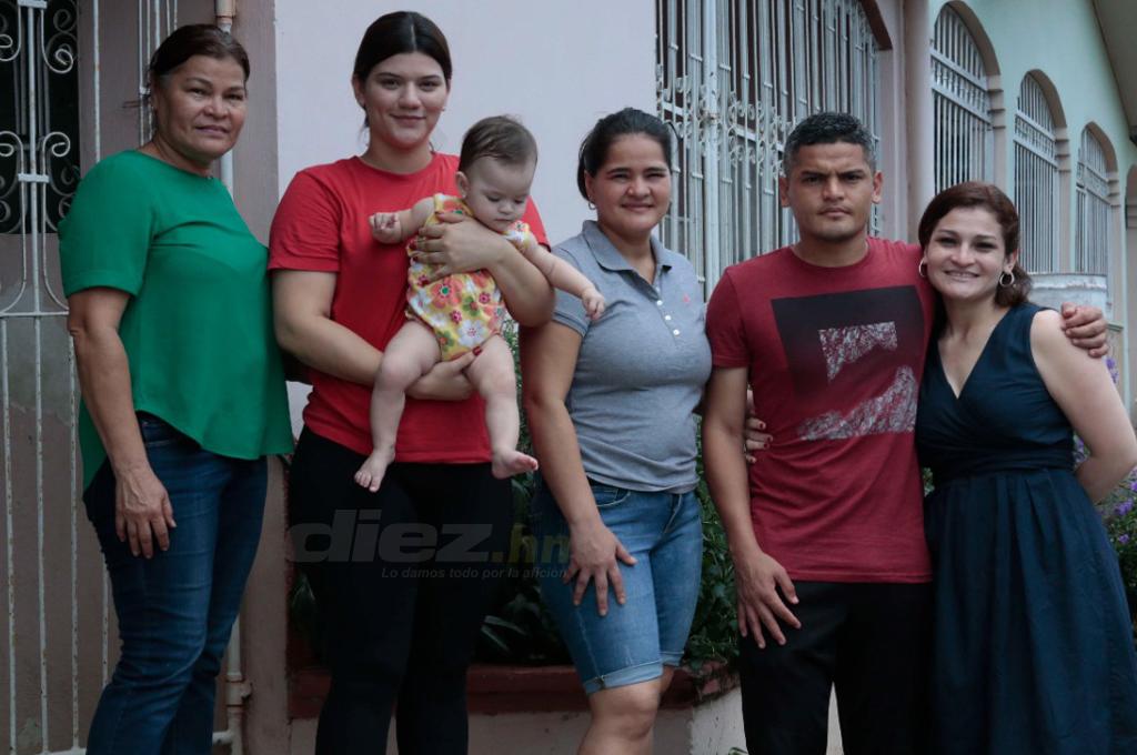 La familia de Luis Alvarado: su madre, esposa e hija y sus tres hermanos.