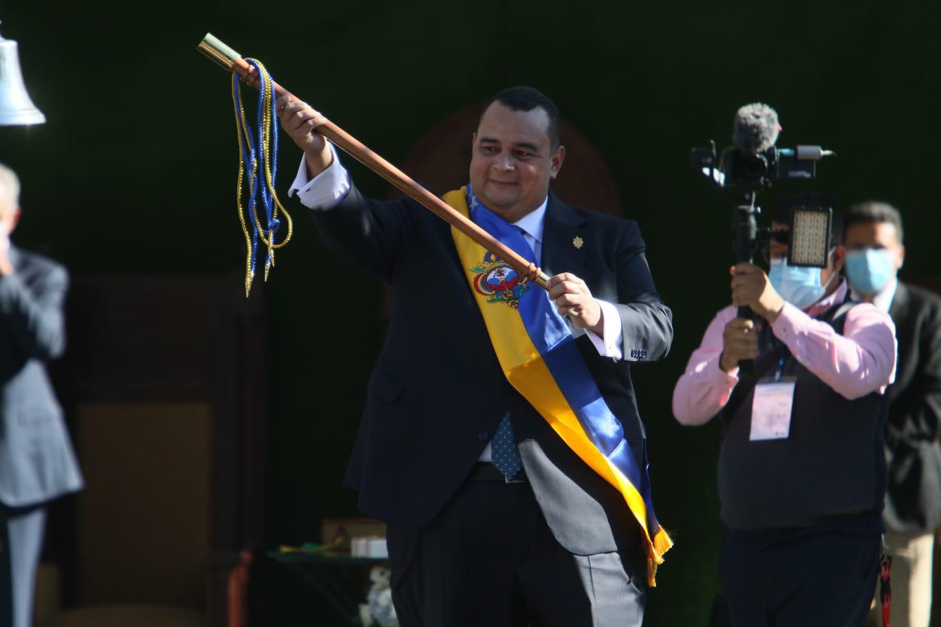 De rodillas y clamando a Dios, así fue la juramentación de Jorge Aldana como nuevo alcalde de Tegucigalpa