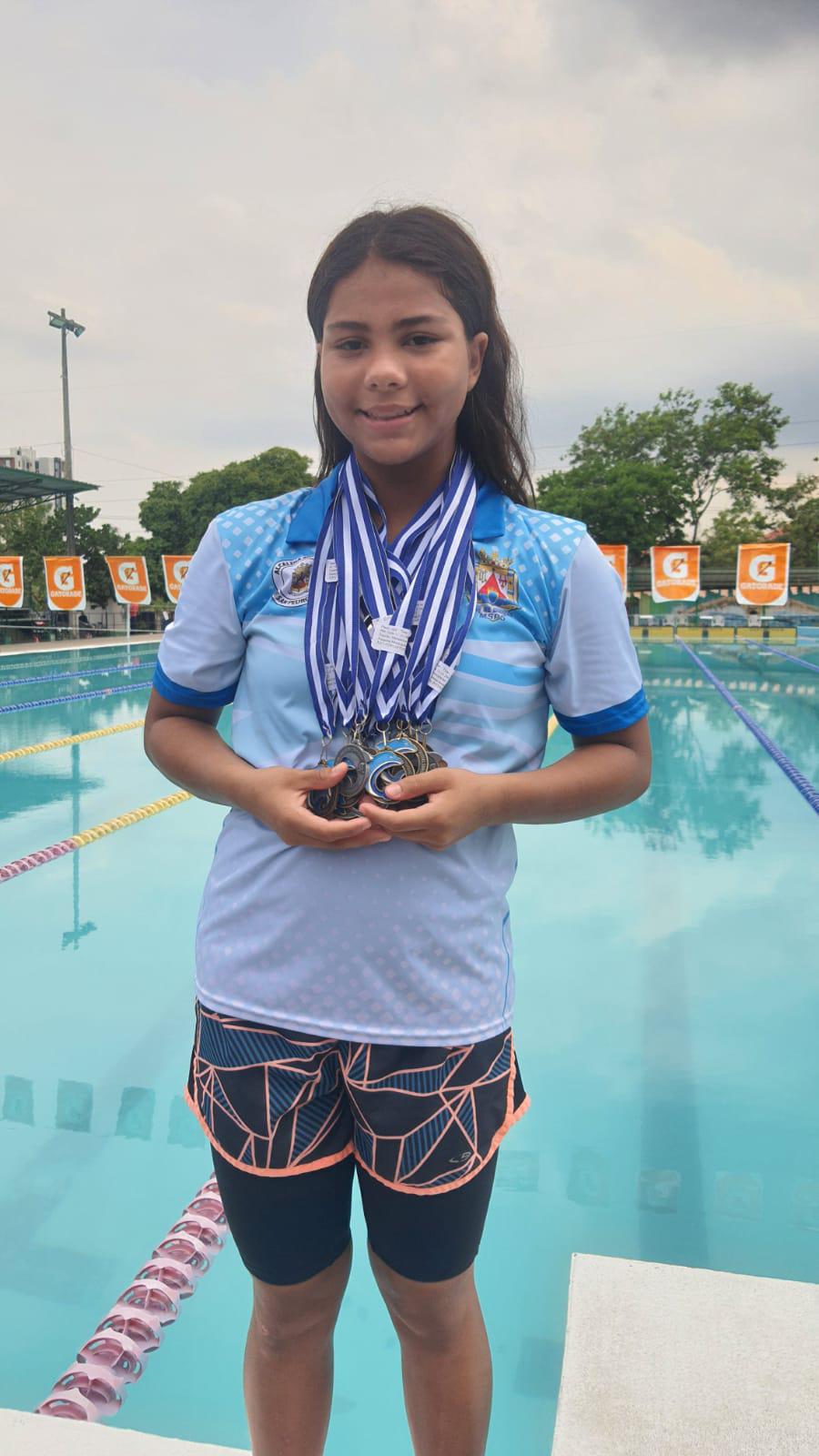 La pequeña nadadora a sus 12 años ha acumulado muchas medallas en competencias nacionales e internacionales.