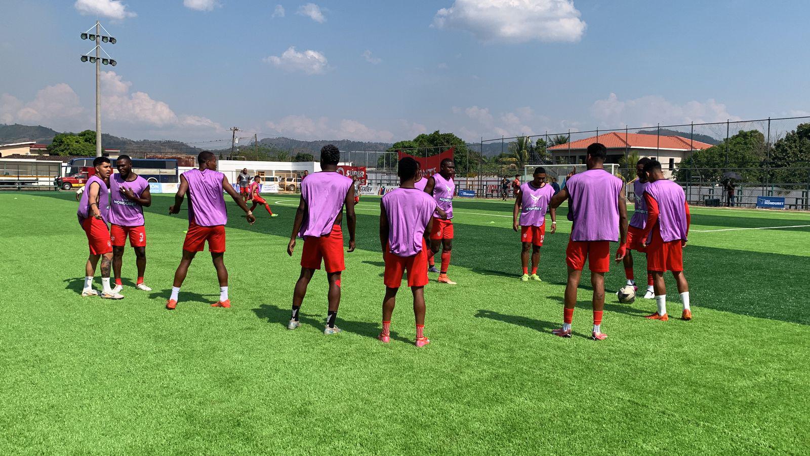 Entrenamiento de los jugadores de Real Sociedad previo al inicio del partido.